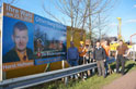 Aufstellen der ersten großen Plakate, hier am Bahnhof Ottersberg, Ende April 2014